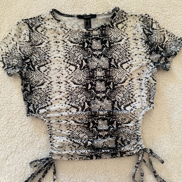 Forever 21 Women's Black and Cream Crop-top size small - Picture 10 of 12